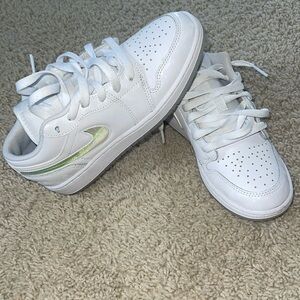 Air Jordan 1 Low SE (GS) - White/Ice Blue